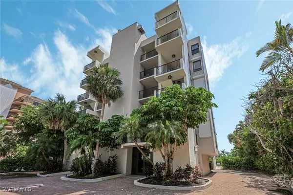 10562 Gulf Shore DR #202, Naples, FL 34108