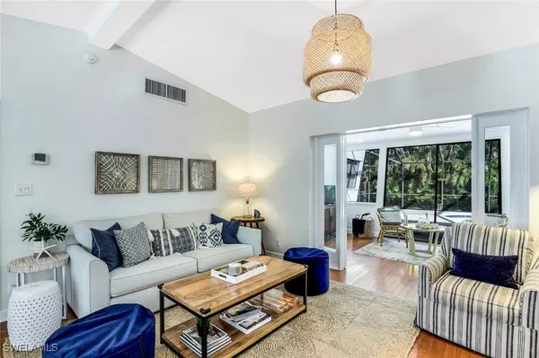 Naples, FL 34102,739 7th AVE N