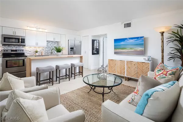 960 7th ST S #202, Naples, FL 34102