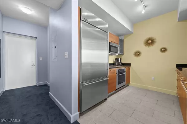 Fort Myers, FL 33916,3000 Oasis Grand BLVD #906
