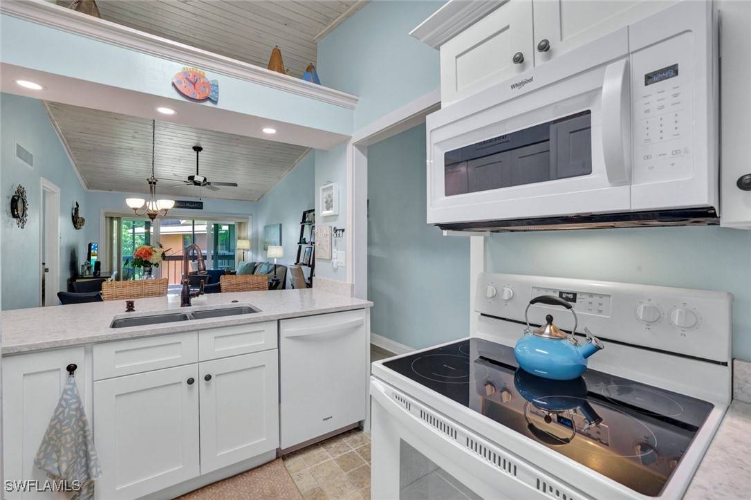 Marco Island, FL 34145,61 Greenbrier ST #7-207