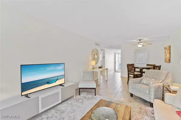 Naples, FL 34102,72 7th ST S #208