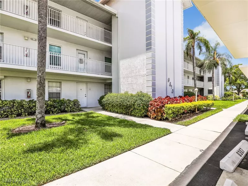 9610 Victoria LN #D306, Naples, FL 34109