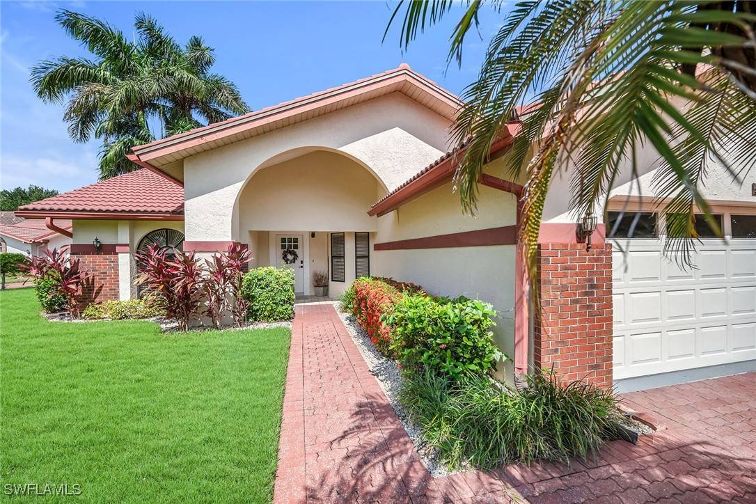 581 Country Walk CT, Naples, FL 34104
