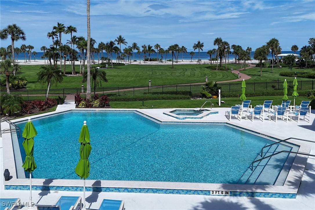 Naples, FL 34103,4031 Gulf Shore BLVD N #25
