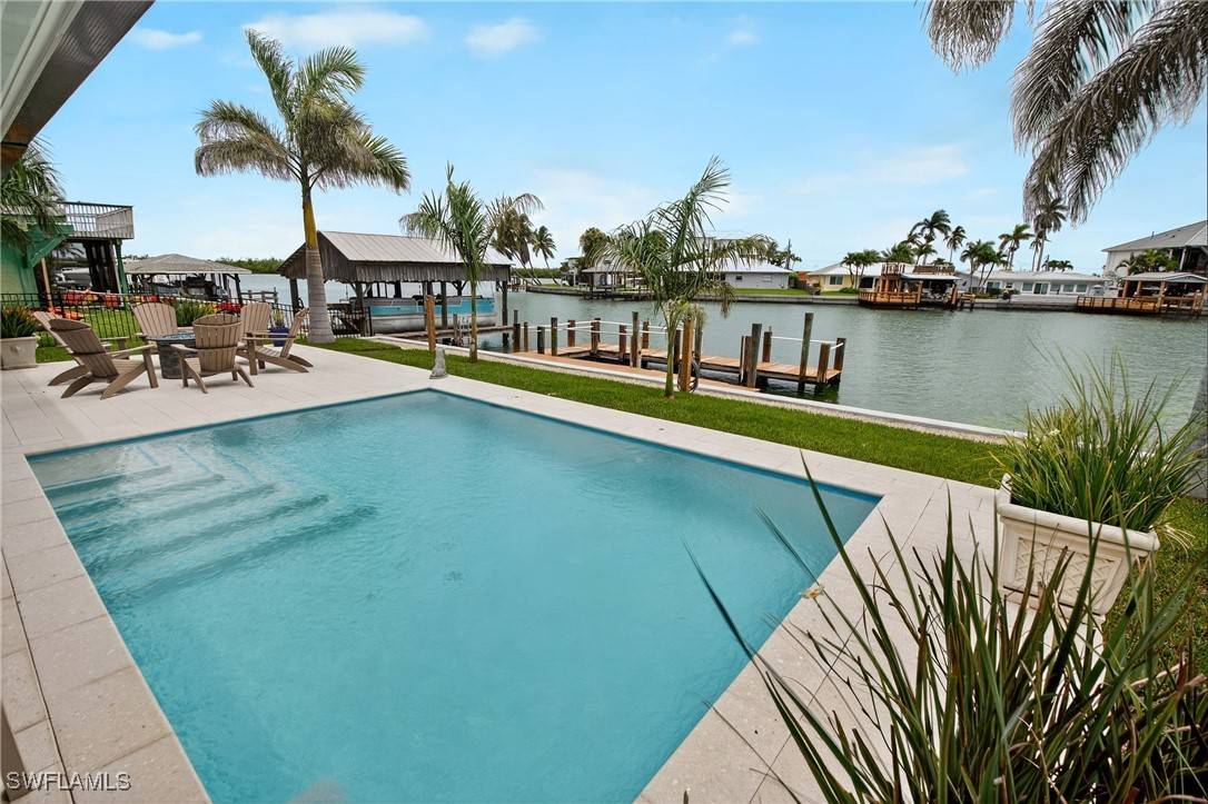 190 Tahiti CIR, Naples, FL 34113