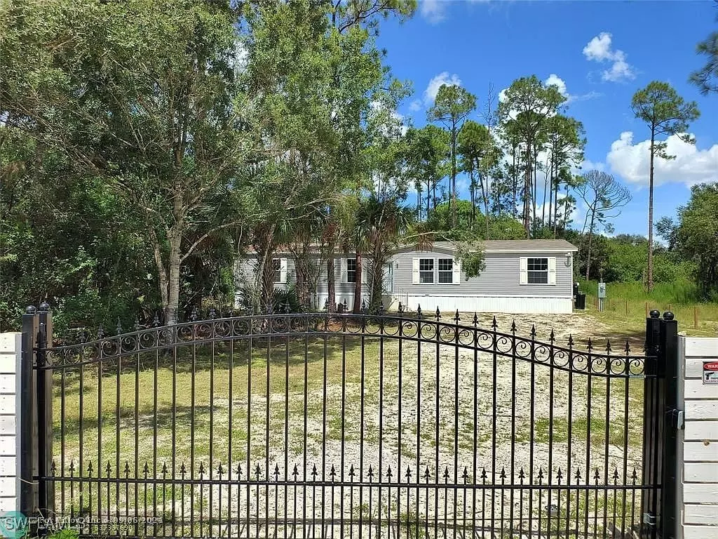 Clewiston, FL 33440,881 Woodland BLVD