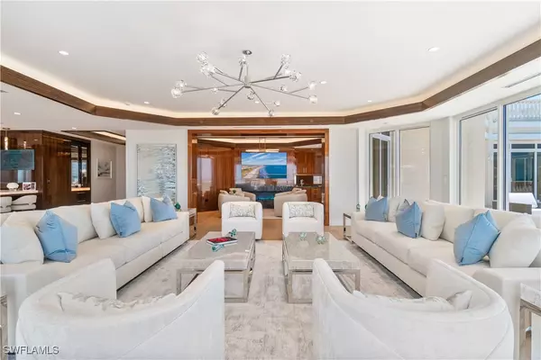 Naples, FL 34103,4021 Gulf Shore BLVD N #14