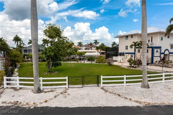 Fort Myers Beach, FL 33931,17901 Grey Heron CT