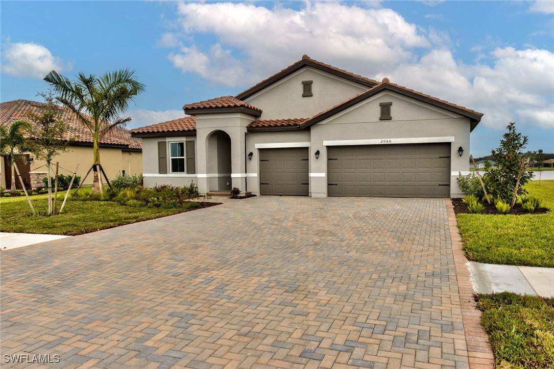 2066 Grove DR, Naples, FL 34120
