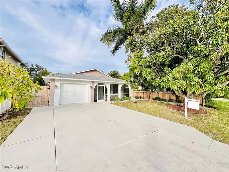 671 94th AVE N, Naples, FL 34108