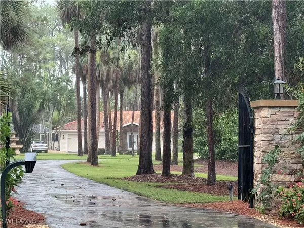 2347 Coach House LN, Naples, FL 34105