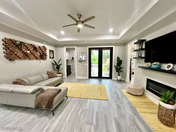 328 16th AVE NW, Naples, FL 34120