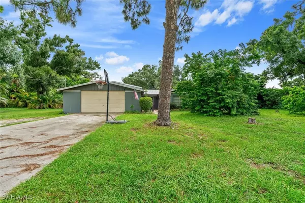 North Fort Myers, FL 33917,7497 Coon RD