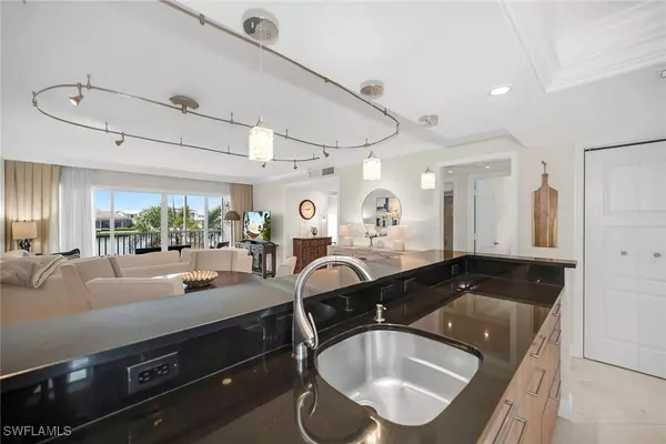 Naples, FL 34103,300 Park Shore DR #2E