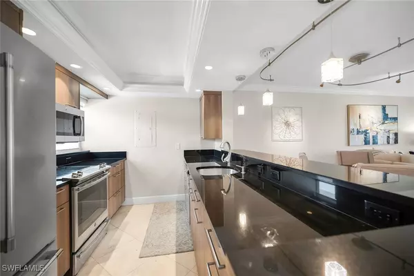 Naples, FL 34103,300 Park Shore DR #2E