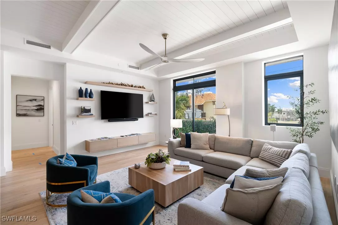 Naples, FL 34102,875 6th AVE S #304