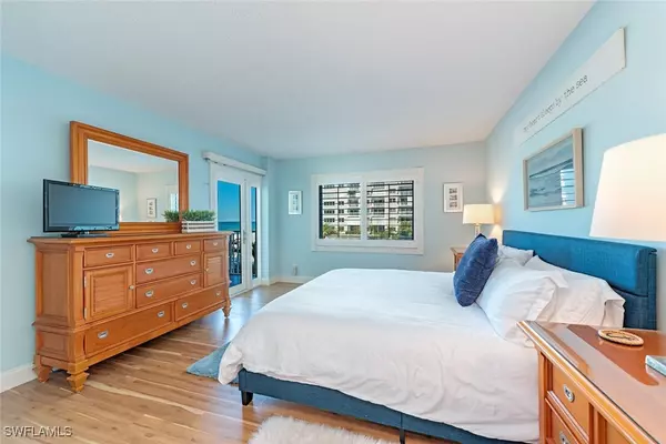 Naples, FL 34103,3443 GULF SHORE BLVD N #214