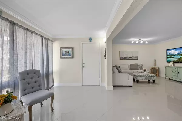 Naples, FL 34102,2100 Gulf Shore BLVD N #212