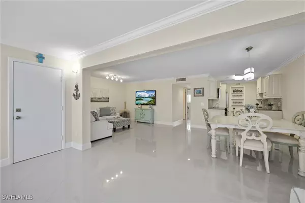 Naples, FL 34102,2100 Gulf Shore BLVD N #212