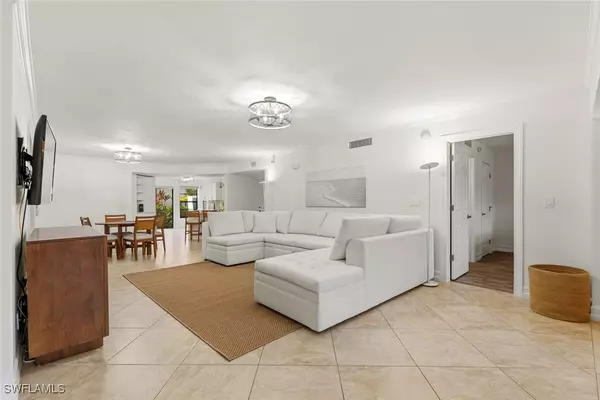 Naples, FL 34108,5880 Via Lugano #104