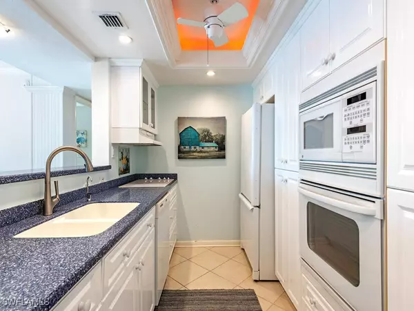 Naples, FL 34103,555 Park Shore DR #B411