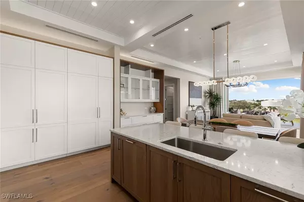 Naples, FL 34102,201 8th ST S #301