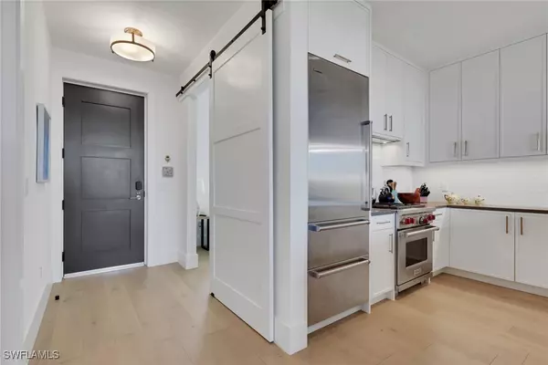 Naples, FL 34102,850 Central #303