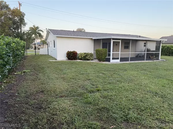 Cape Coral, FL 33990,525 SE 11th CT