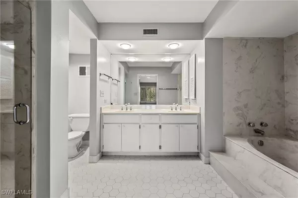 Naples, FL 34105,100 Wyndemere WAY #A203