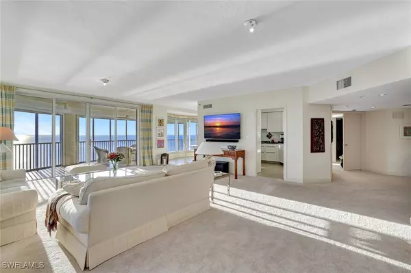 Naples, FL 34108,8111 Bay Colony DR #1102