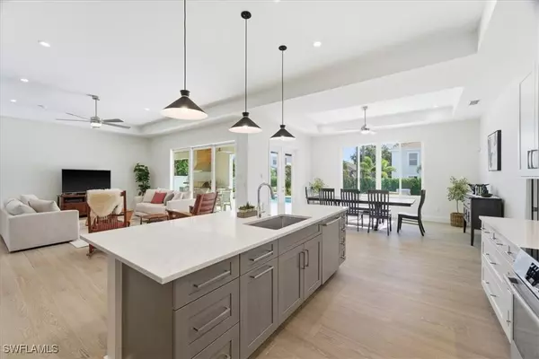 Naples, FL 34108,526 104th AVE N