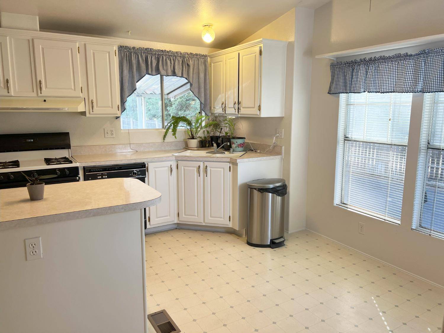 Dinuba, CA 93618,581 N Crawford #155