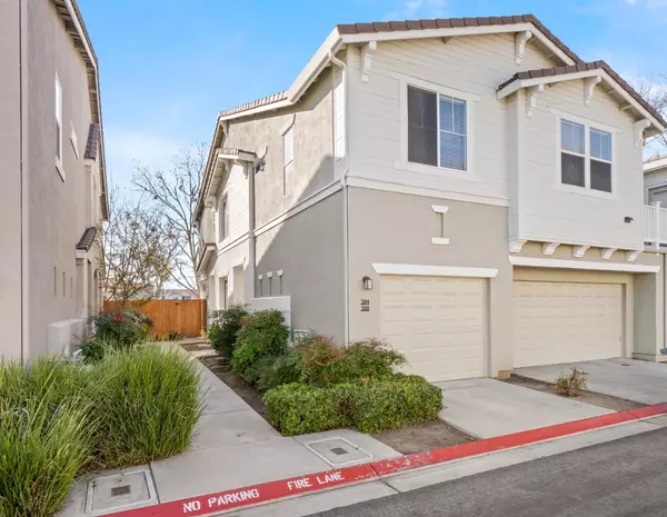 388 N Greco LN, Clovis, CA 93611