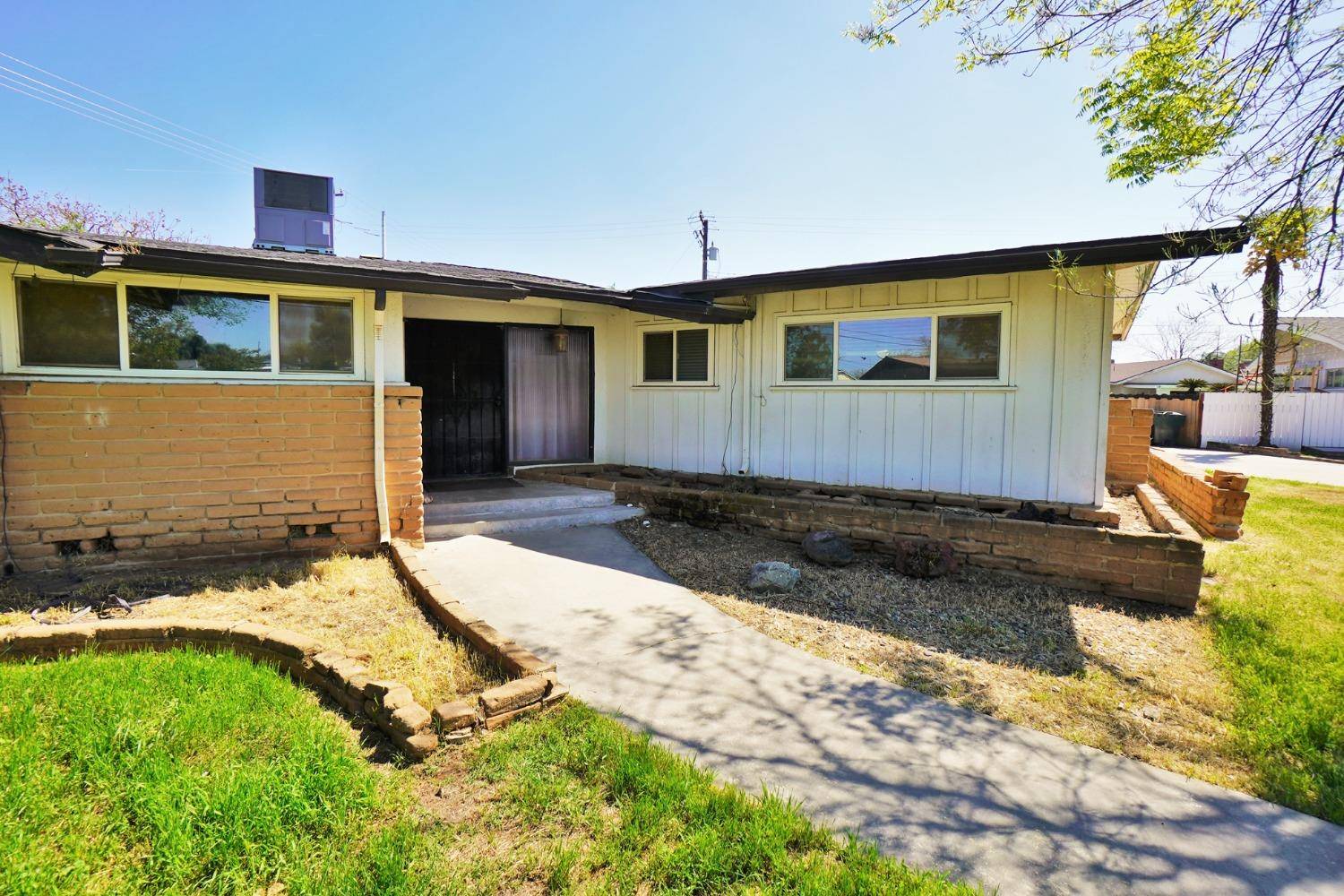 Hanford, CA 93230,2027 Circle WAY