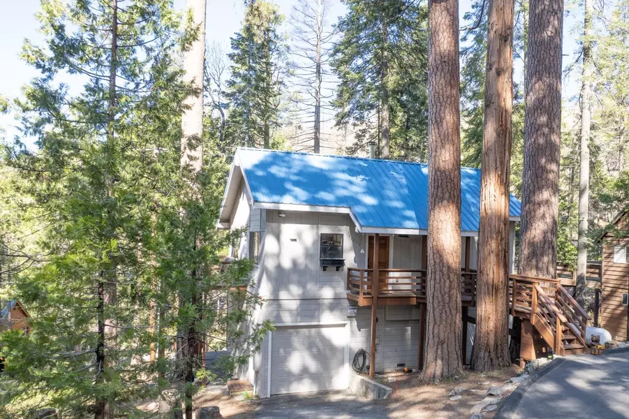 42068 Hemlock LN, Shaver Lake, CA 93664