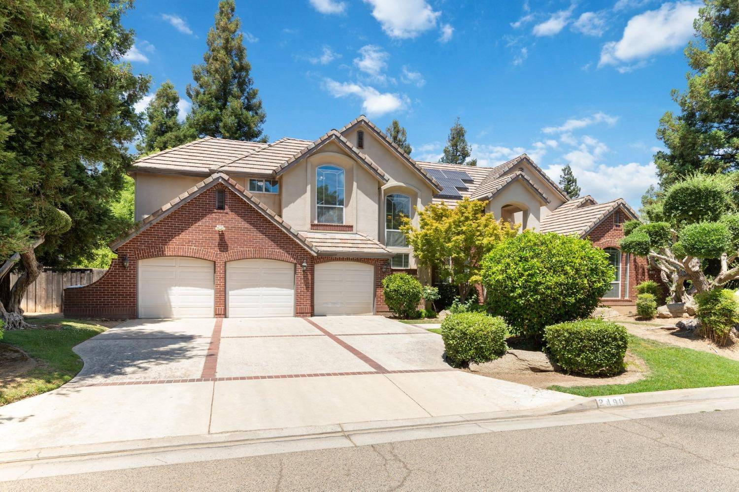 2490 W Atlanta AVE, Fresno, CA 93711
