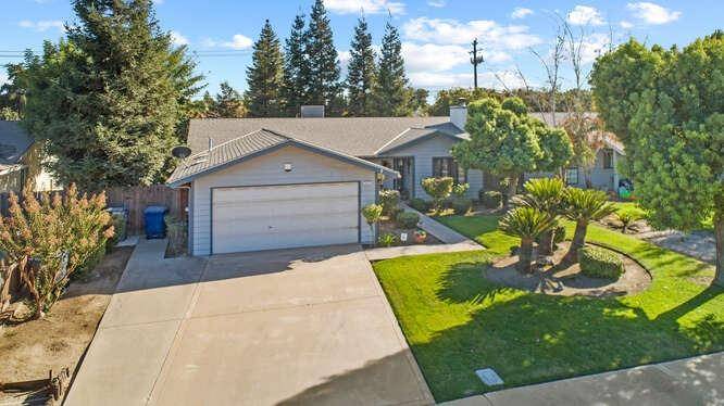 2425 Sarah CIR, Selma, CA 93662