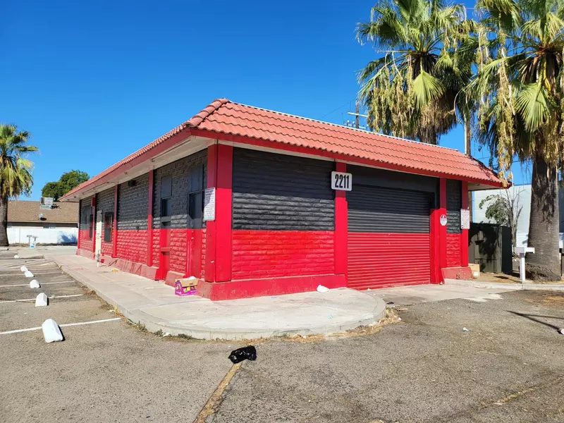 2211 N Blackstone AVE, Fresno, CA 93703