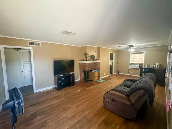 Reedley, CA 93654,840 J ST