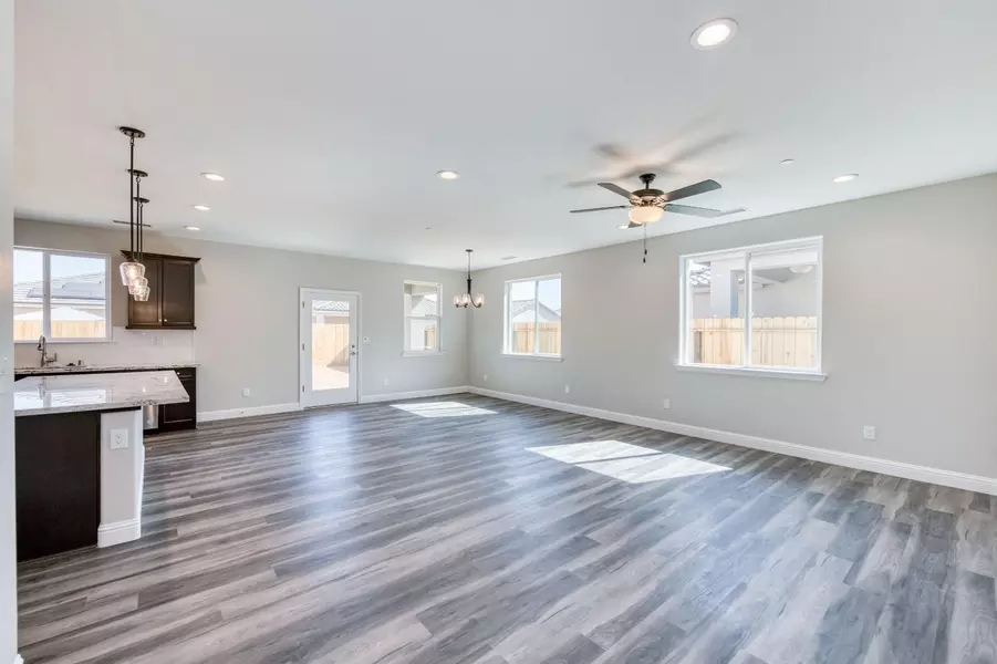977 S Koleen AVE, Kerman, CA 93630