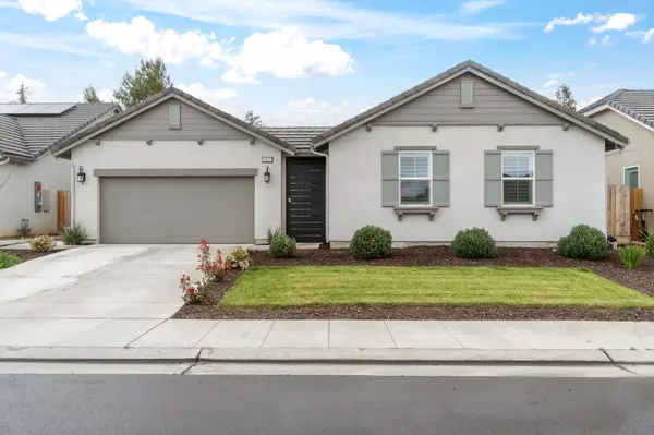 1917 Las Rosas AVE, Clovis, CA 93619