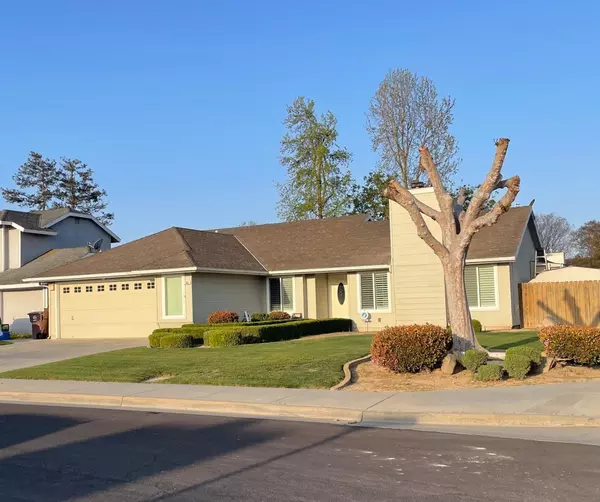 545 Walnut CT, Kerman, CA 93630