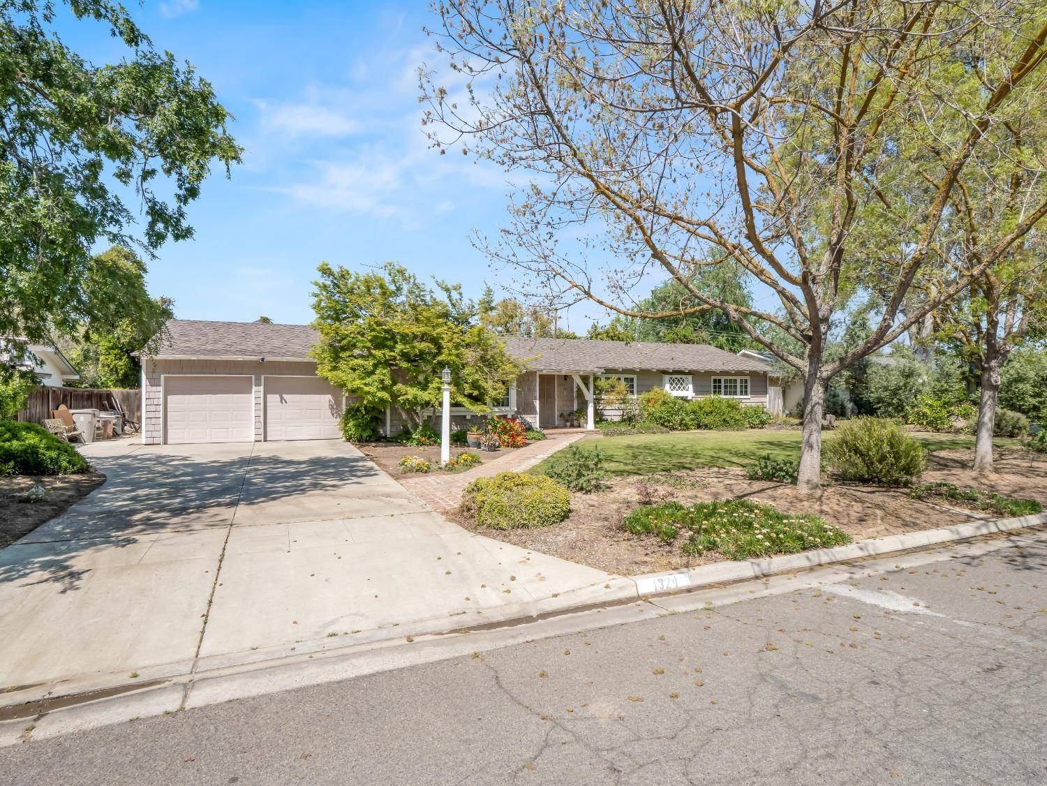 Fresno, CA 93711,1324 W San Jose AVE