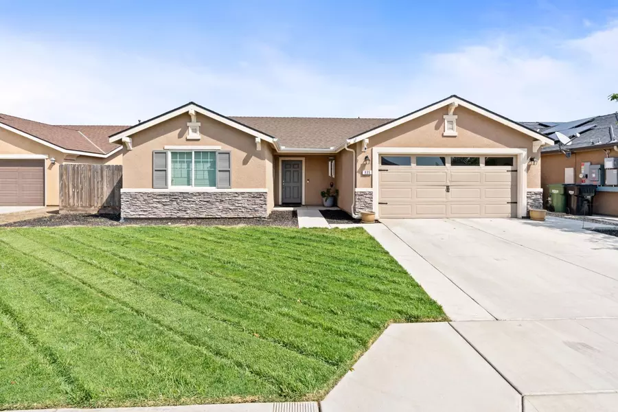 835 Sarah LN, Dinuba, CA 93618