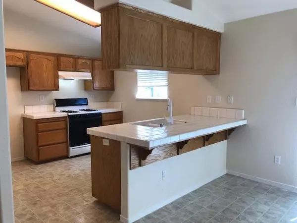 Lemoore, CA 93245,932 Alpen DR