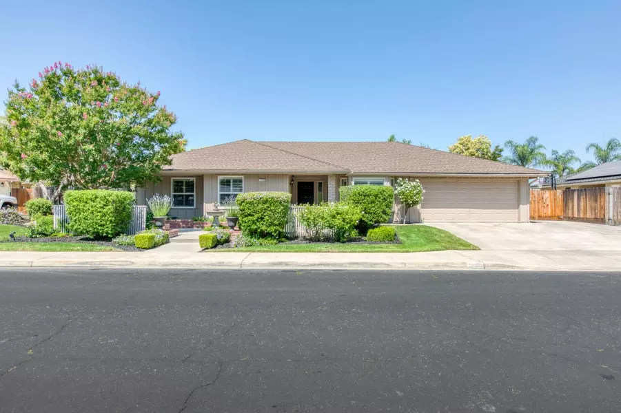 1758 Ash AVE, Clovis, CA 93611