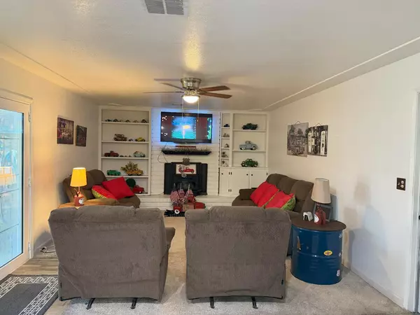 Dinuba, CA 93618,605 E Davis DR