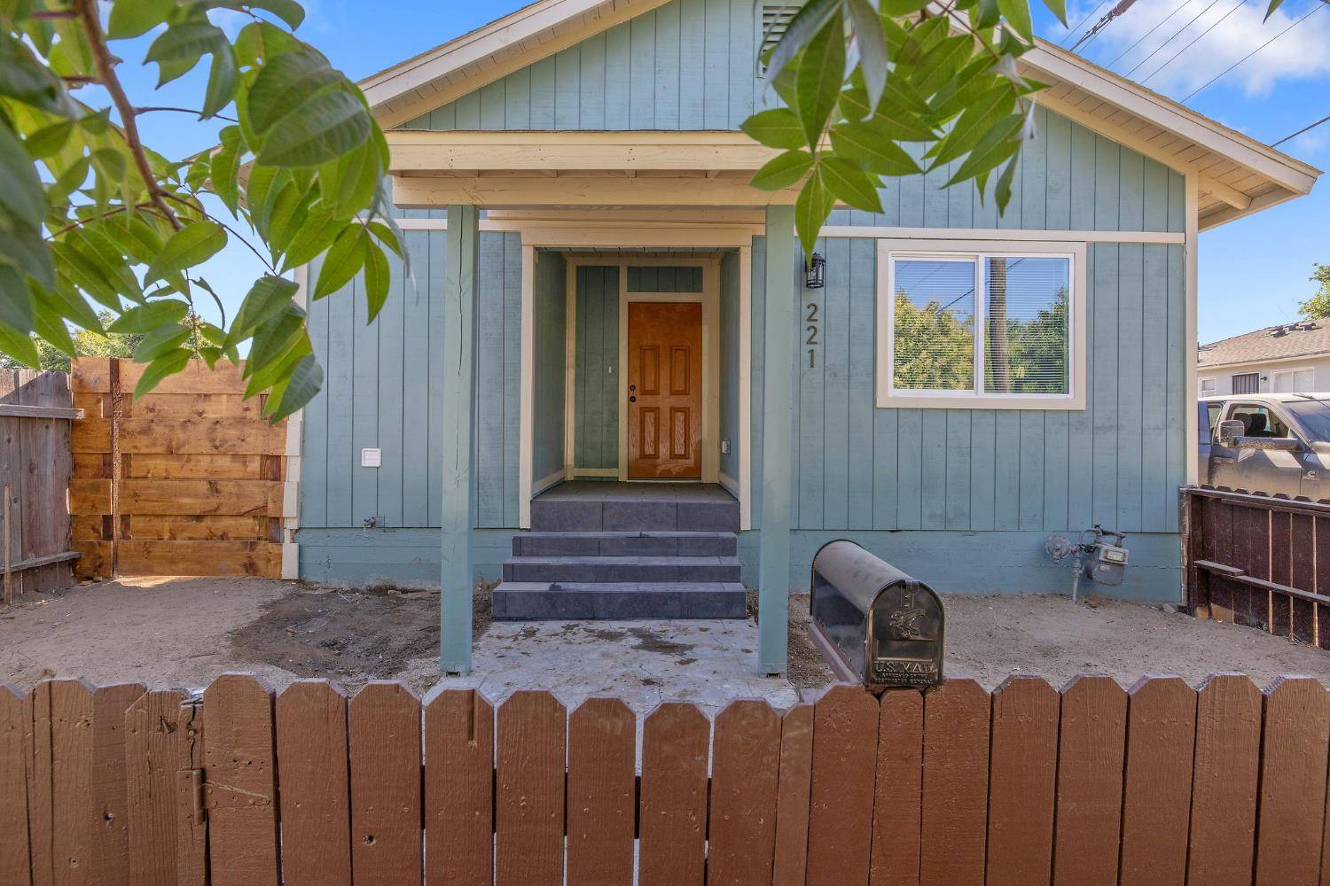 221 N Orchard ST, Fresno, CA 93701
