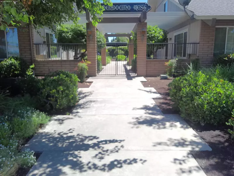 2500 14th AVE #C, Kingsburg, CA 93631